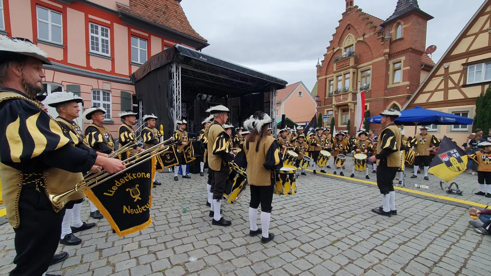 Die Fränkischen Herolde aus Neubrunn auf dem Holzmarkt. (Foto: Anna Franck)