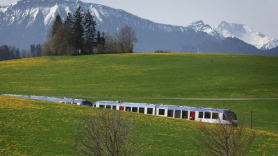 Regionalzüge übernehmen auch in Bayern eine immens wichtige Aufgabe im Bahnnetz. (Symbolbild) (Foto: Karl-Josef Hildenbrand/dpa)