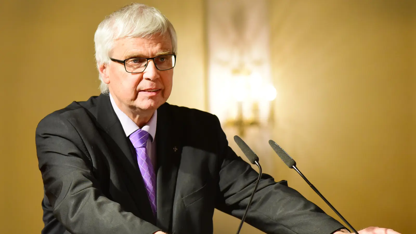 Der jetzt verstorbene frühere Landesbischof Dr. Johannes Friedrich sprach 2018 in der Eröffnungsveranstaltung der Woche der Brüderlichkeit in Ansbach. (Archivbild: Jim Albright)