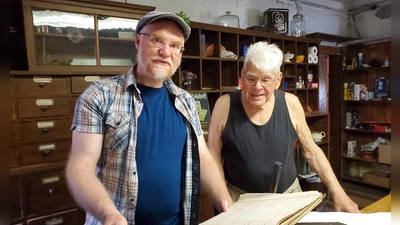 Nicht nur für den Hobby-Geschichtsforscher Robert Zöllner (links) eine wahre Fundgrube: Der Besuch des Ladens, den Hermann Reichels Mutter zuletzt betrieb, ist wie eine Zeitreise. (Foto: Ulli Ganter)