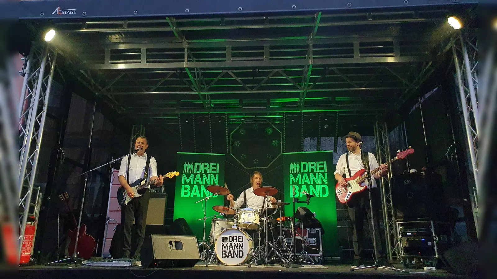 Die „Drei Mann Band” am Holzmarkt. Zahlreiche Bands sorgen beim Altstadtfest in Bad Windsheim für ein vielfältiges Musikangebot. (Foto: Anna Franck)