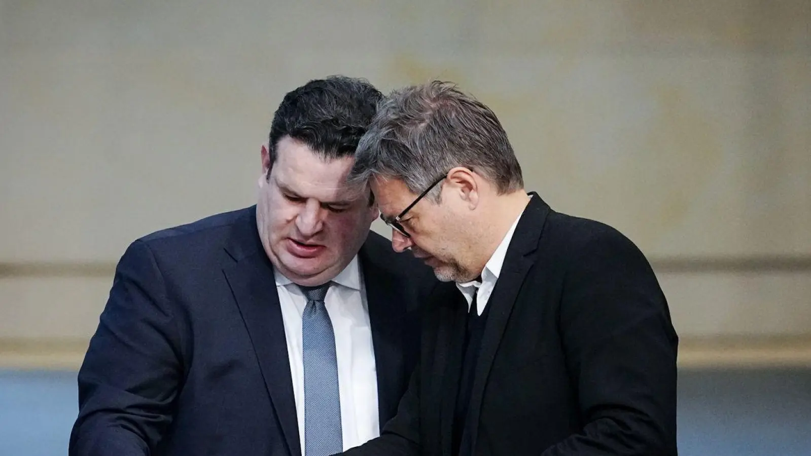 Hubertus Heil (l) und Robert Habeck ringen um eine gemeinsame Position bei der Umsetzung des Lieferkettengesetzes. Archivbild (Foto: Kay Nietfeld/dpa)