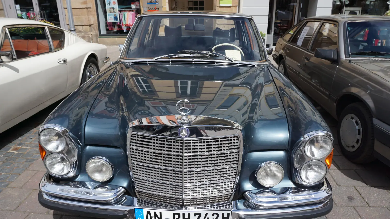 Die Fassade spiegelt sich in diesem blank polierten Mercedes Benz W109 300 SEL 3.5, Baujahr 1971. (Foto: Andrea Walke)