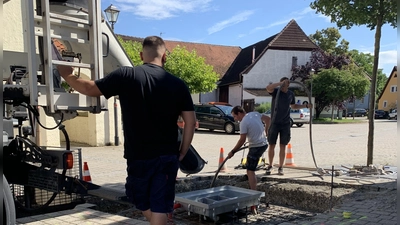 Eine Halterung für den Kerwabaum, wie sie hier in Langenfeld installiert wird, wünschen sich auch die Sugenheimer Ortsbuschen- und madli. Allerdings ist das nicht billig – die Entscheidung wurde vertagt. (Foto: Anna Ebener)
