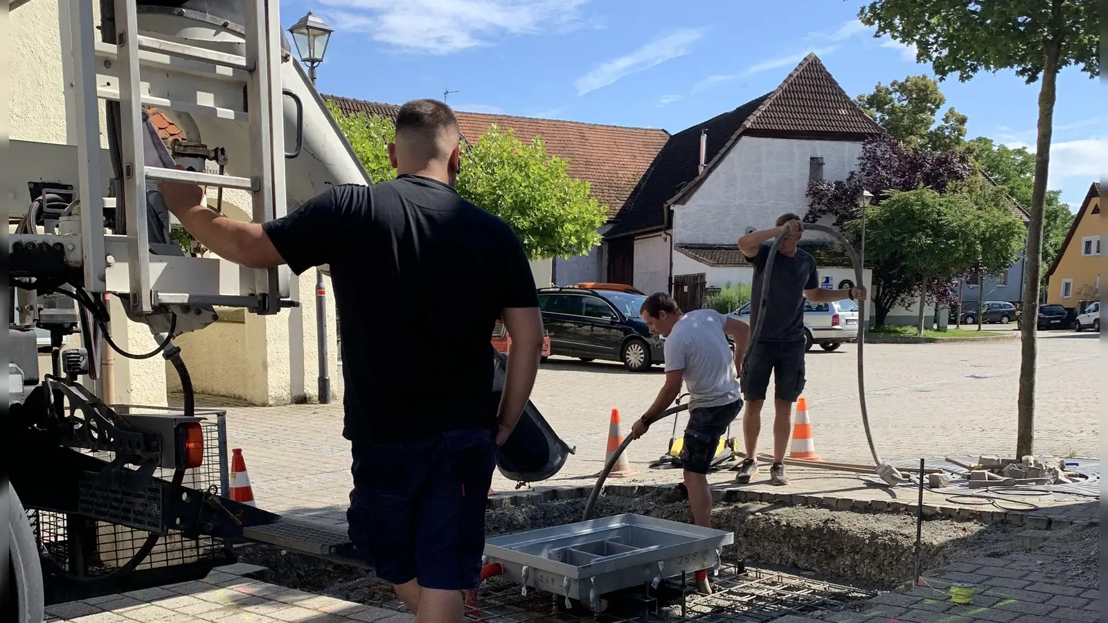 Eine Halterung für den Kerwabaum, wie sie hier in Langenfeld installiert wird, wünschen sich auch die Sugenheimer Ortsbuschen- und madli. Allerdings ist das nicht billig – die Entscheidung wurde vertagt. (Foto: Anna Ebener)