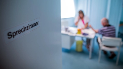 Was beim Arzt besprochen wird, bleibt auch beim Arzt. Bricht dieser seine Schweigepflicht, kann er sich strafbar machen. (Foto: Jens Büttner/dpa/dpa-tmn)