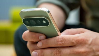 Bei einer Kamera muss es nicht bleiben: Dieses Pixel 11 Pro beispielsweise lässt sich mit diversen Kameras oder anderen Pixel-Telefonen erweitern, um in bestimmten Apps beim Filmen oder Streamen nahtlos zwischen zwei Perspektiven wechseln zu können. (Foto: Nico Tapia/dpa-tmn)