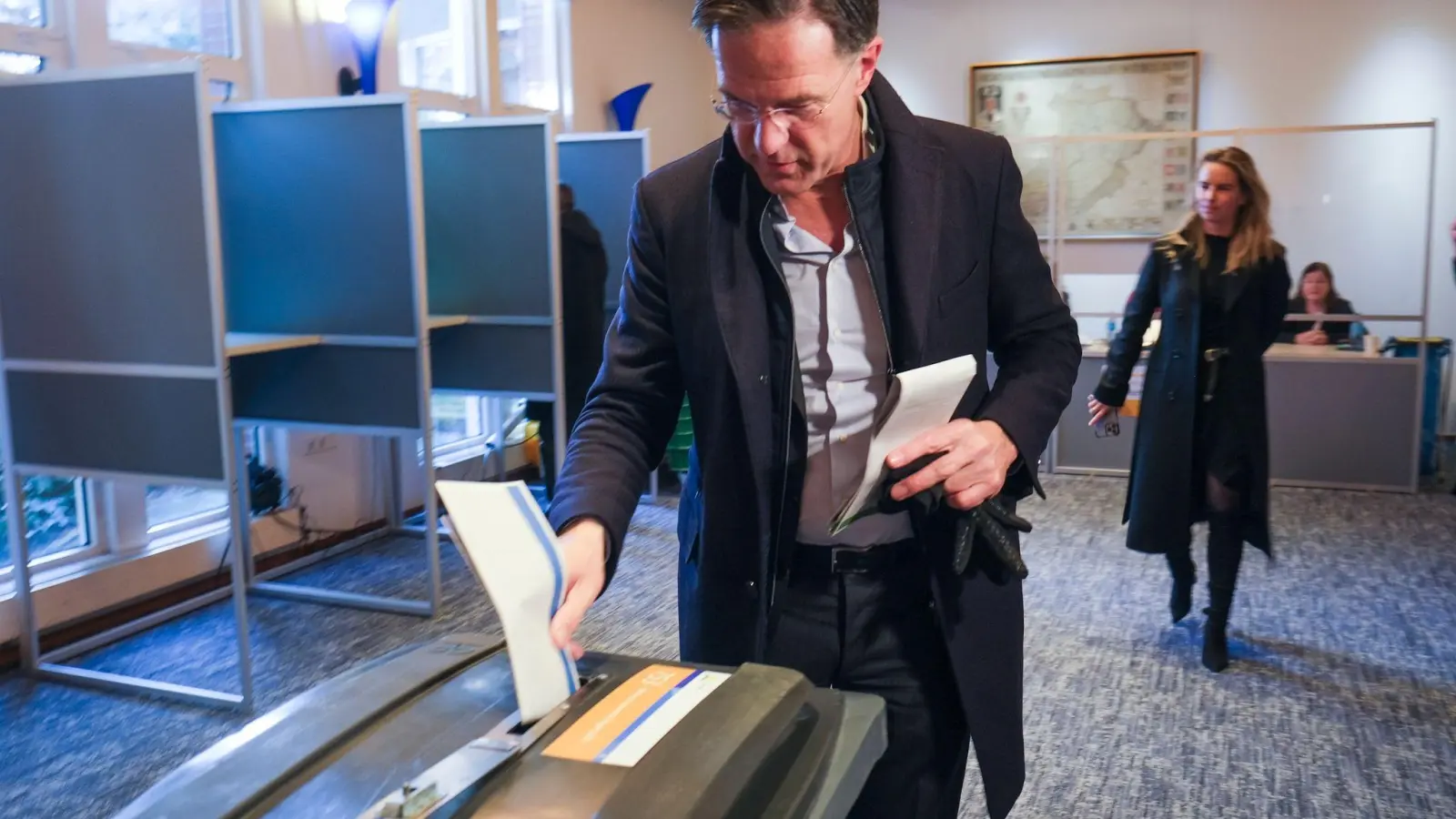 Mark Rutte, Premierminister der Niederlande, gibt in Den Haag seine Steimme für die Provinzwahlen ab. (Foto: Mike Corder/AP)