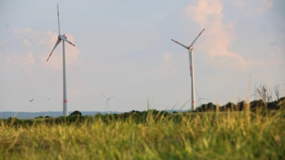 Künftig sollen sich in Westmittelfranken mehr Windräder drehen. Das Bild zeigt Anlagen in der Nähe von Rothenburg. (Archivfoto: Clarissa Kleinschrot)