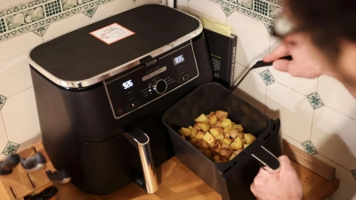 Ist der Korb befüllt, kann der Airfryer gestartet werden. (Foto: Christian Charisius/dpa)