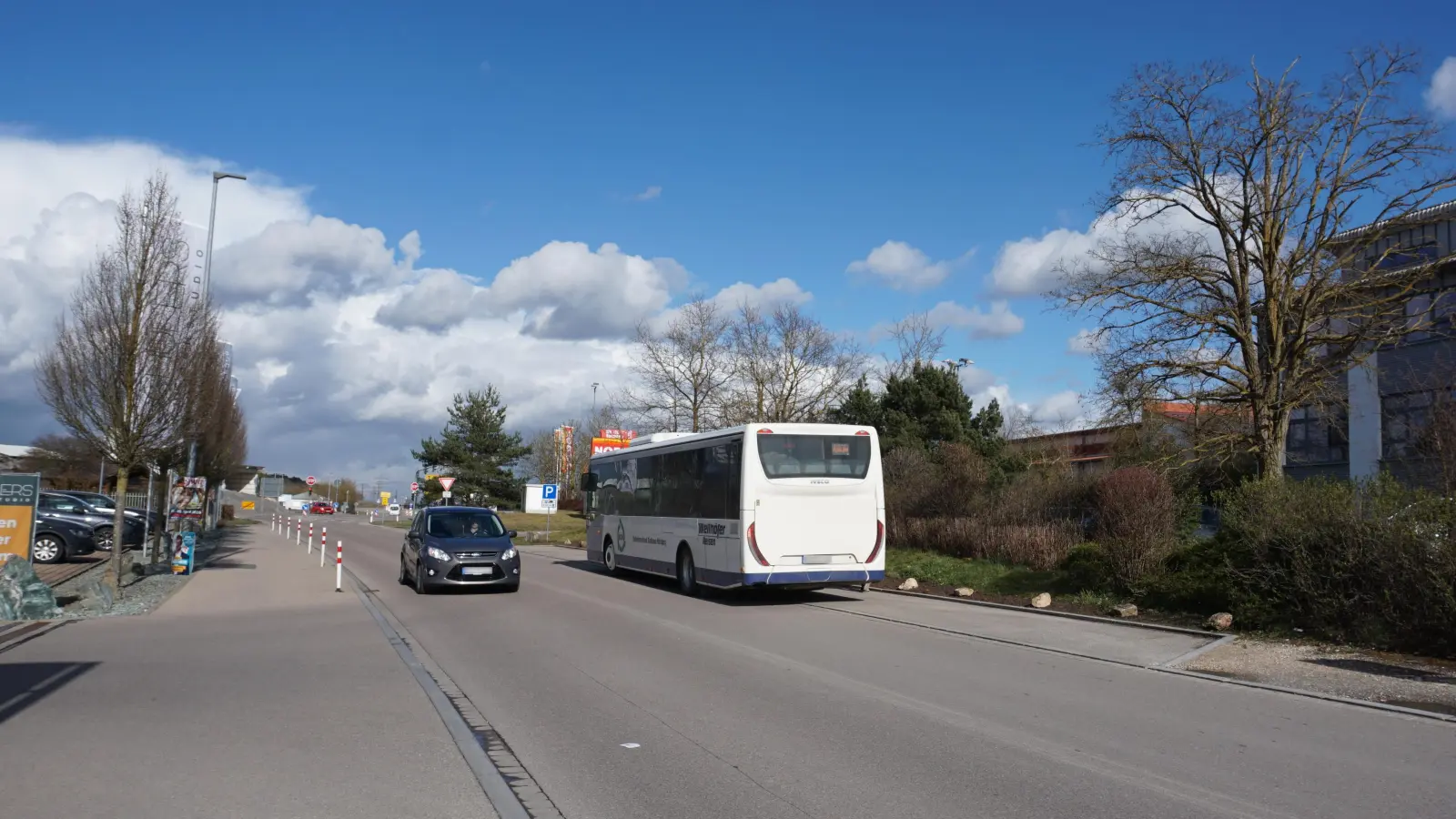 Die Haltebucht für den Bus im Gewerbegebiet befindet sich an der Winterschneidbacher Straße gegenüber von Edeka. Was noch fehlt, ist das Haltestellenschild. (Foto: Andrea Walke)