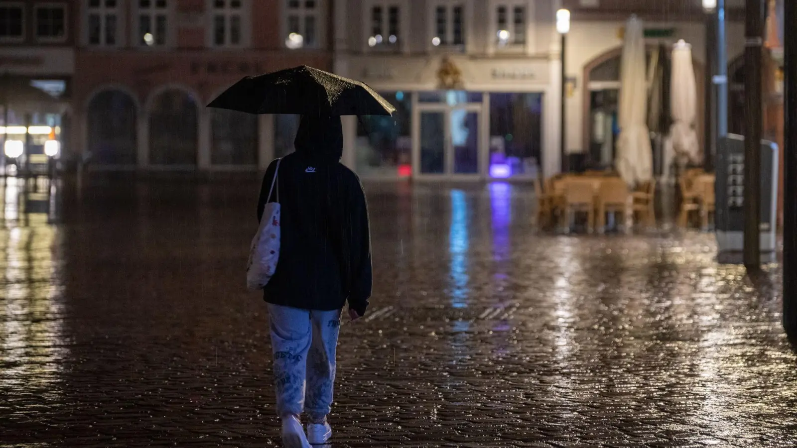 Der Regenschirm darf im Süden in den kommenden Tagen nicht fehlen.  (Foto: Harald Tittel/dpa)