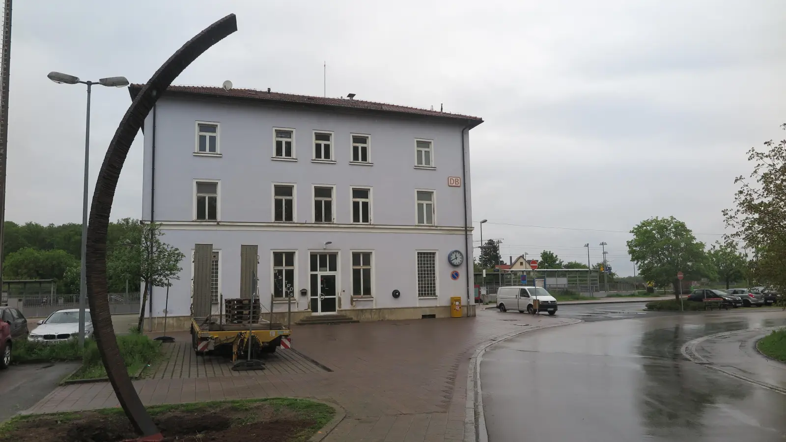 Das Bahnhofsgebäude wird Heimat der Heilsbronner Musikschule. Im Vordergrund ein Kunstwerk von Thomas Röthel, das jetzt aufgestellt wurde. (Foto: Eckard Dürr)