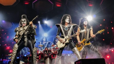 Gene Simmons, Tommy Thayer und Paul Stanley (von links nach rechts) von Kiss beim finalen Konzert der „End of the Road“-Tournee im Madison Square Garden 2023. Aufgelöst hat sich die Band laut Thayer nie. (Archivbild) (Foto: Evan Agostini/Invision/AP/dpa)