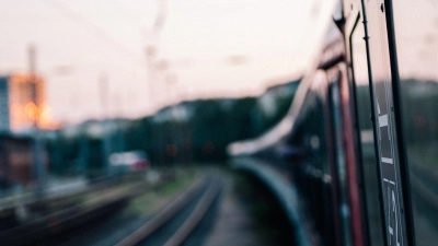 Mit dem Zug ins nächste Land: Bei der Buchung von Fernzugtickets ausländischer Bahngesellschaften zusammen mit der Deutschen Bahn gelten oft unterschiedliche Nutzungsbedingungen. (Foto: Zacharie Scheurer/dpa-tmn)