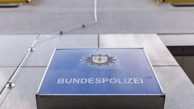 Beamte der Bundespolizei und der Staatsanwaltschaft Dresden haben in Bayern mutmaßliche Schleuser verhaftet. (Foto: Daniel Karmann/dpa)
