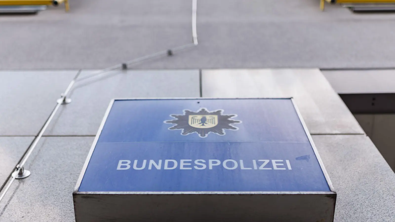 Beamte der Bundespolizei und der Staatsanwaltschaft Dresden haben in Bayern mutmaßliche Schleuser verhaftet. (Foto: Daniel Karmann/dpa)
