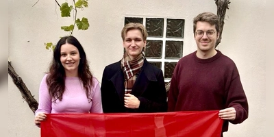 Kandidieren für den Neustädter Stadtrat (von links): Chiara Kunze, Andre Hufnagel (auch Bürgermeisterkandidat) und Hendrik Müller. (Foto: Johannes Zimmermann)