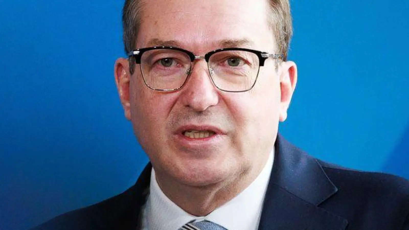 Bundesinnenminister Alexander Dobrindt (CSU) sagt, für Minister und den Bundeskanzler werde es keine Erhöhung geben. (Foto: Carsten Koall/dpa)