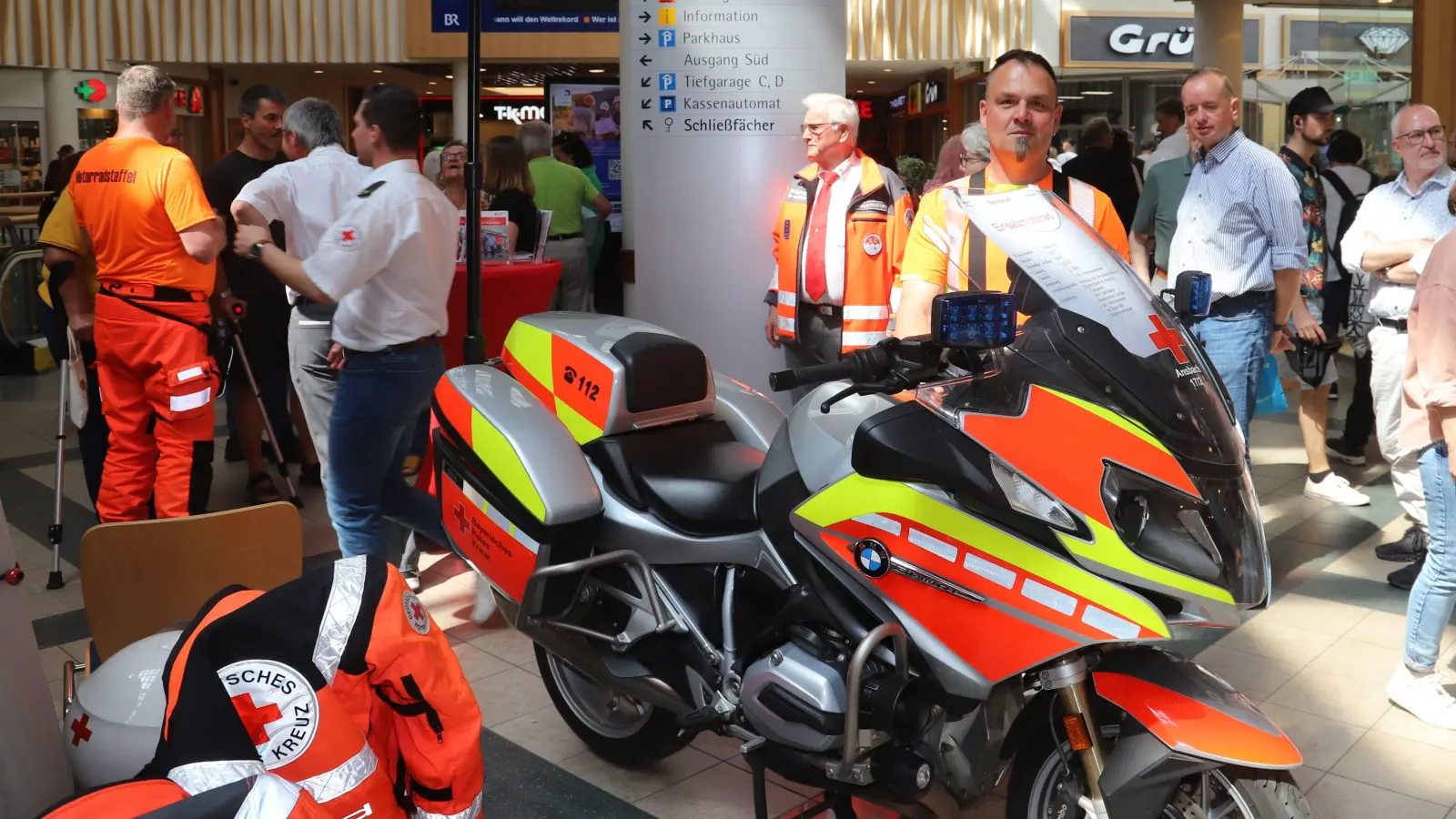 Über die Motorradstaffel des Kreisverbands berichtet Martin Liegl beim Rot-Kreuz-Tag. (Foto: Oliver Herbst)