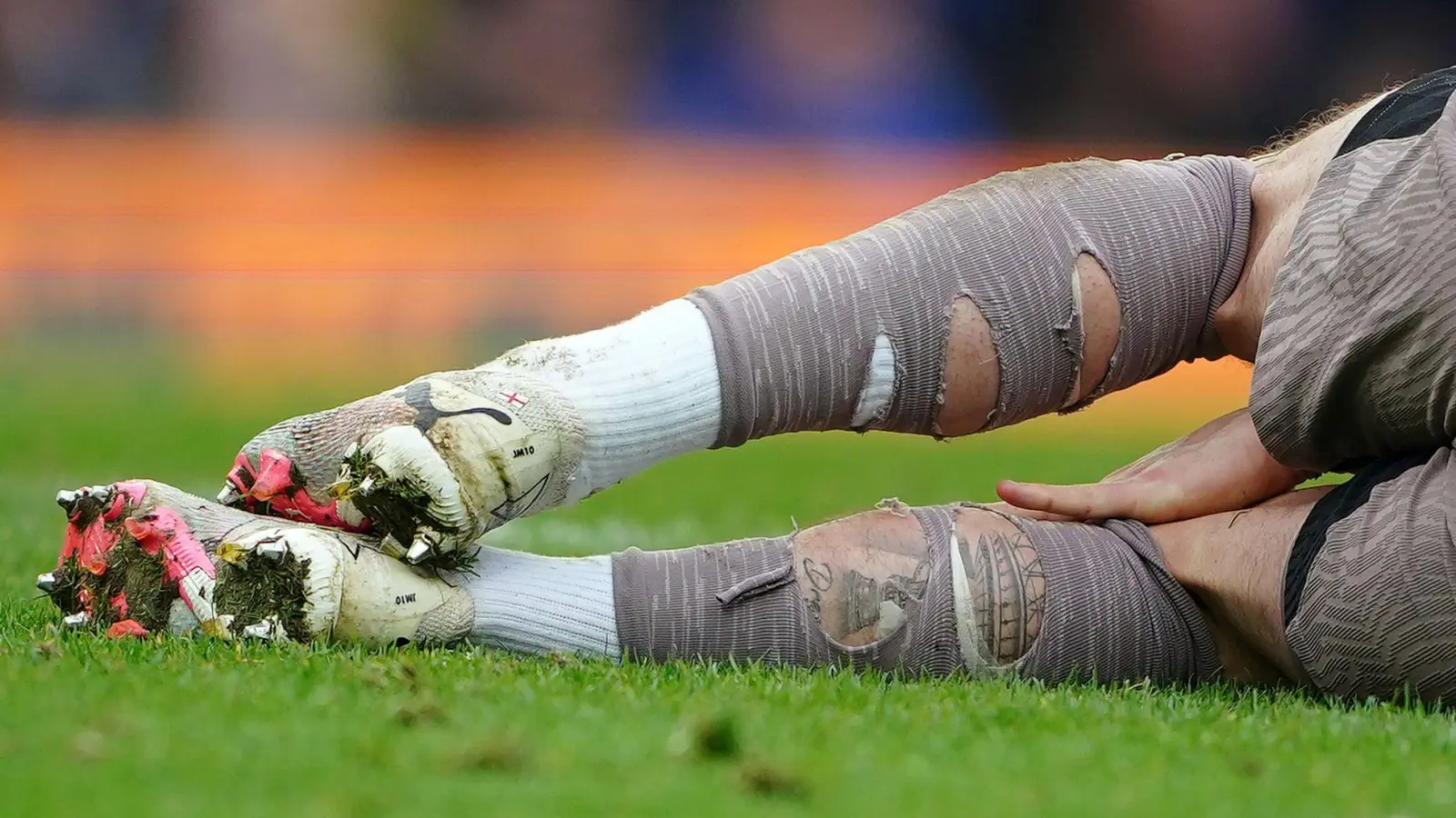 Der Chinese Guo Jiaxuan hat sich bei einem Trainingsspiel in Spanien schwer verletzt und ist laut den Ärzten hirntot. Seine Familie fordert Aufklärung. (Symbolbild)  (Foto: Peter Byrne/PA Wire/dpa)