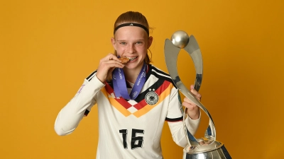 Mit Pokal und Medaille im Nationaltrikot: Dana Keßler.  (Foto: UEFA/Charles McQuillan)