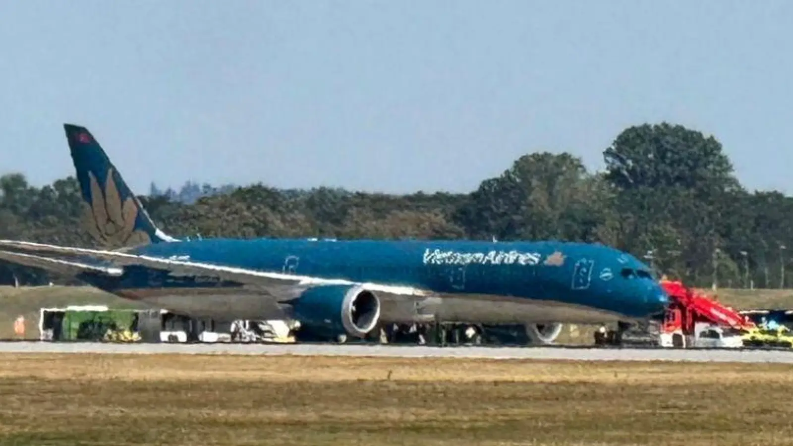 Eine Maschine von Vietnam Airlines ist nach dem Start in München wegen Schäden an Reifen und Fahrwerk sicher zurückgekehrt. (Foto: Uwe Lorz/dpa)