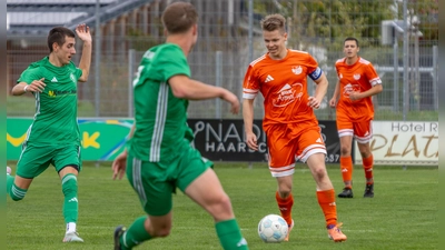 Florian Kreiselmeyer (in Orange) traf spät für die SG Wind zum 2:2 im Spiel beim TSV Schnelldorf (von links Tim Schläger und Max Volkert). (Foto: Markus Zahn)