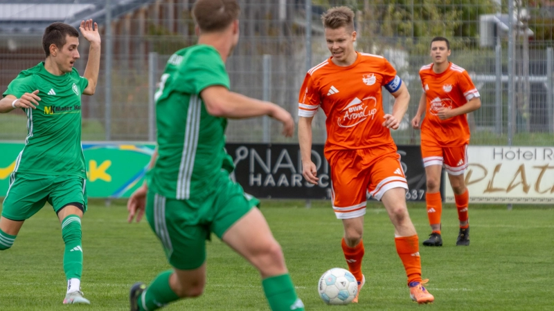 Florian Kreiselmeyer (in Orange) traf spät für die SG Wind zum 2:2 im Spiel beim TSV Schnelldorf (von links Tim Schläger und Max Volkert). (Foto: Markus Zahn)