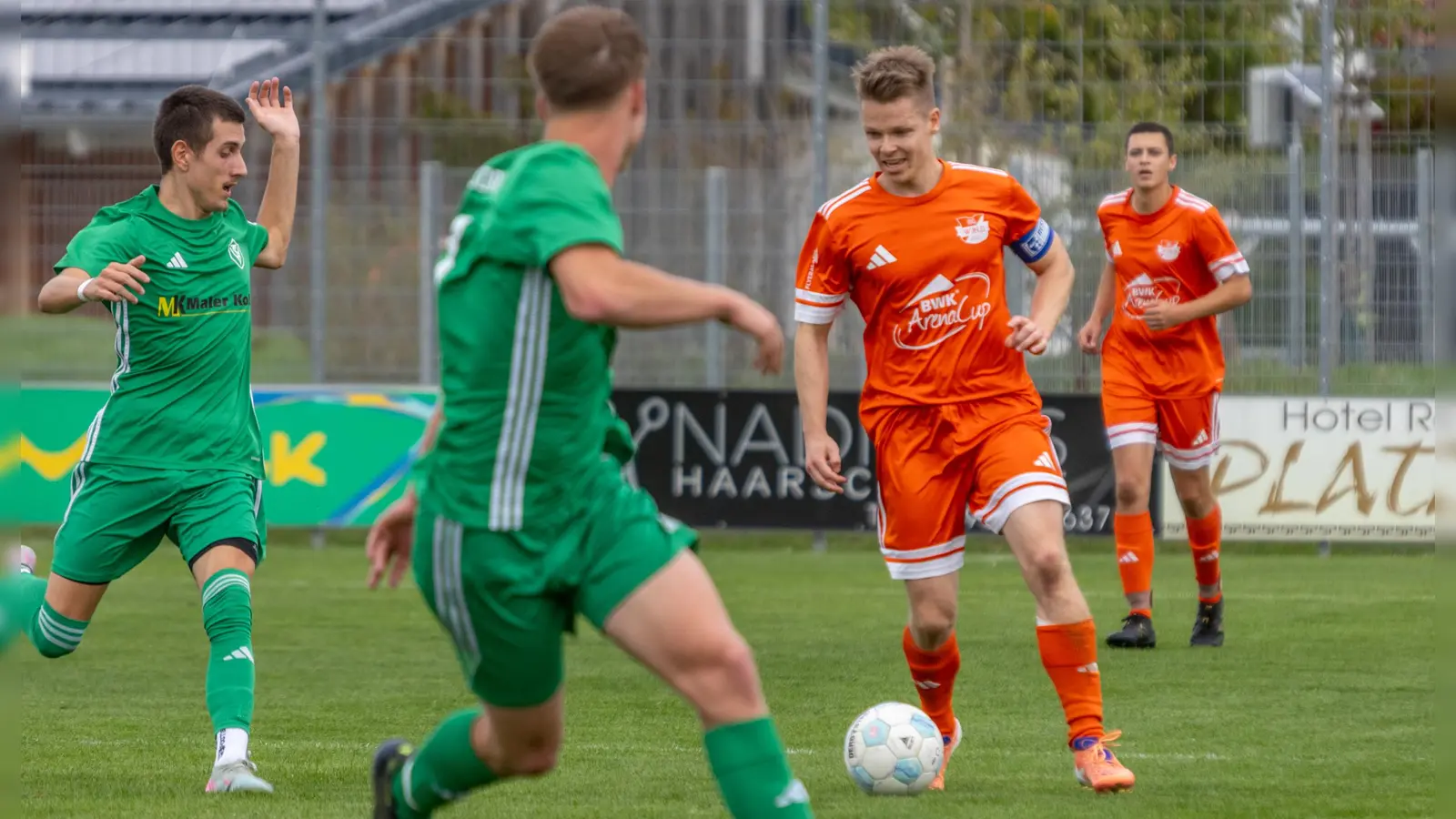 Florian Kreiselmeyer (in Orange) traf spät für die SG Wind zum 2:2 im Spiel beim TSV Schnelldorf (von links Tim Schläger und Max Volkert). (Foto: Markus Zahn)