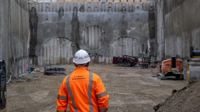 Ein Bauarbeiter auf einer Münchner S-Bahn-Baustelle - sinnbildlich ist auch die Stimmung in der bayerischen Wirtschaft im Keller. (Symbolbild) (Foto: Peter Kneffel/dpa)