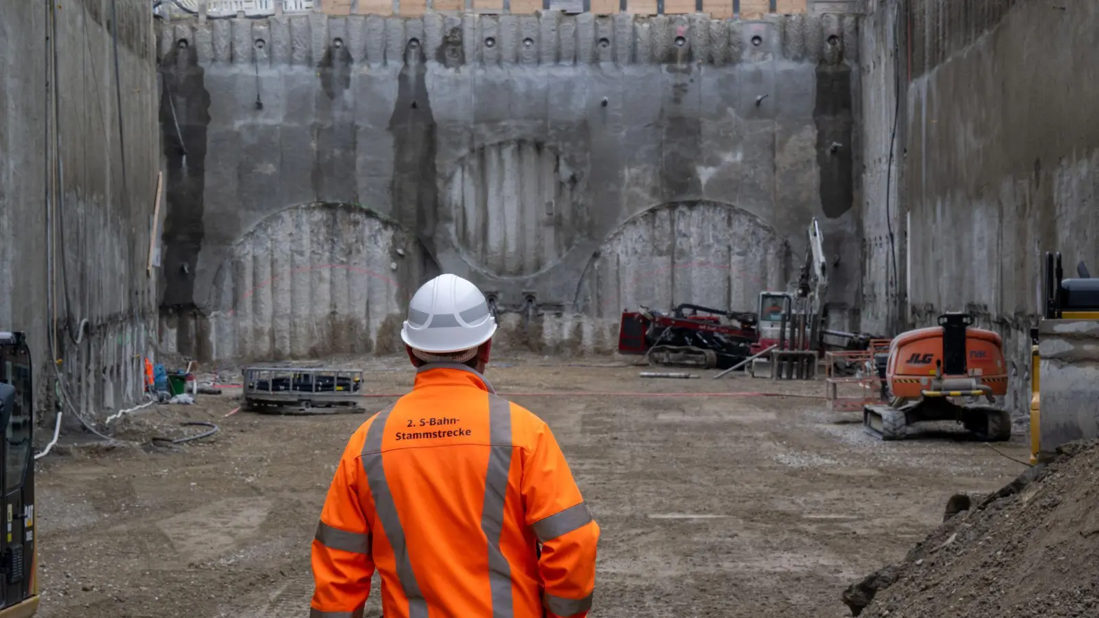 Ein Bauarbeiter auf einer Münchner S-Bahn-Baustelle - sinnbildlich ist auch die Stimmung in der bayerischen Wirtschaft im Keller. (Symbolbild) (Foto: Peter Kneffel/dpa)