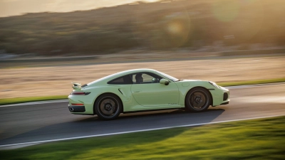 Von 0 auf 100 km/h in nur 2,5 Sekunden: Porsche präsentiert mit dem neuen 911 Turbo S das bislang stärkste Serienmodell der Baureihe. (Foto: Daniel Wollstein/Porsche/dpa-tmn)