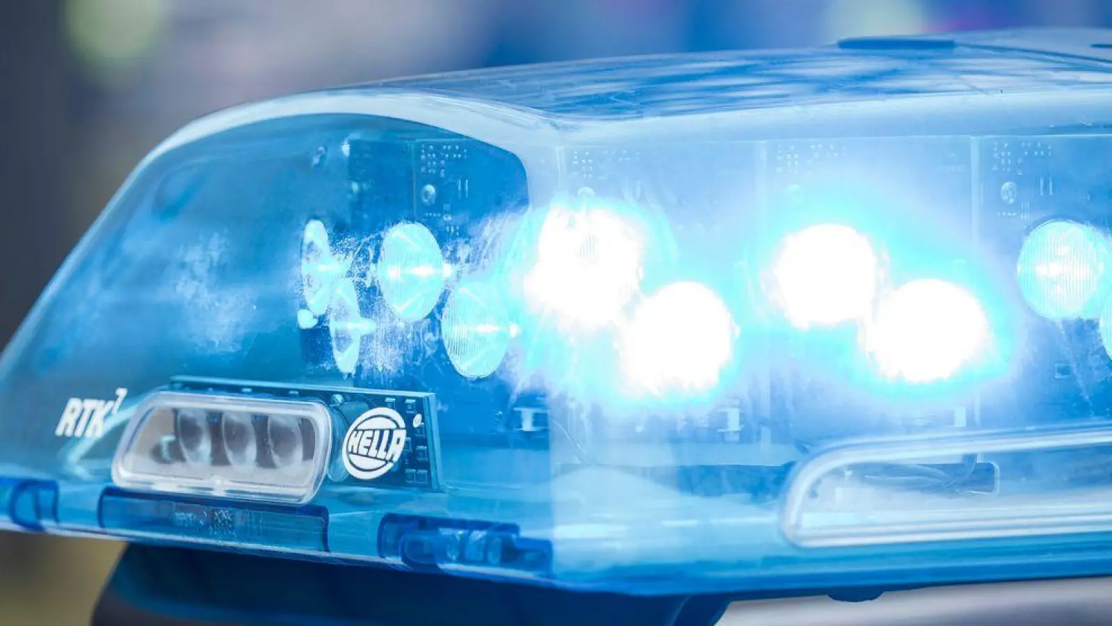 Die Polizei sperrte für die Bergungsarbeiten in der Nacht die Autobahn. (Symbolbild) (Foto: Daniel Vogl/dpa)