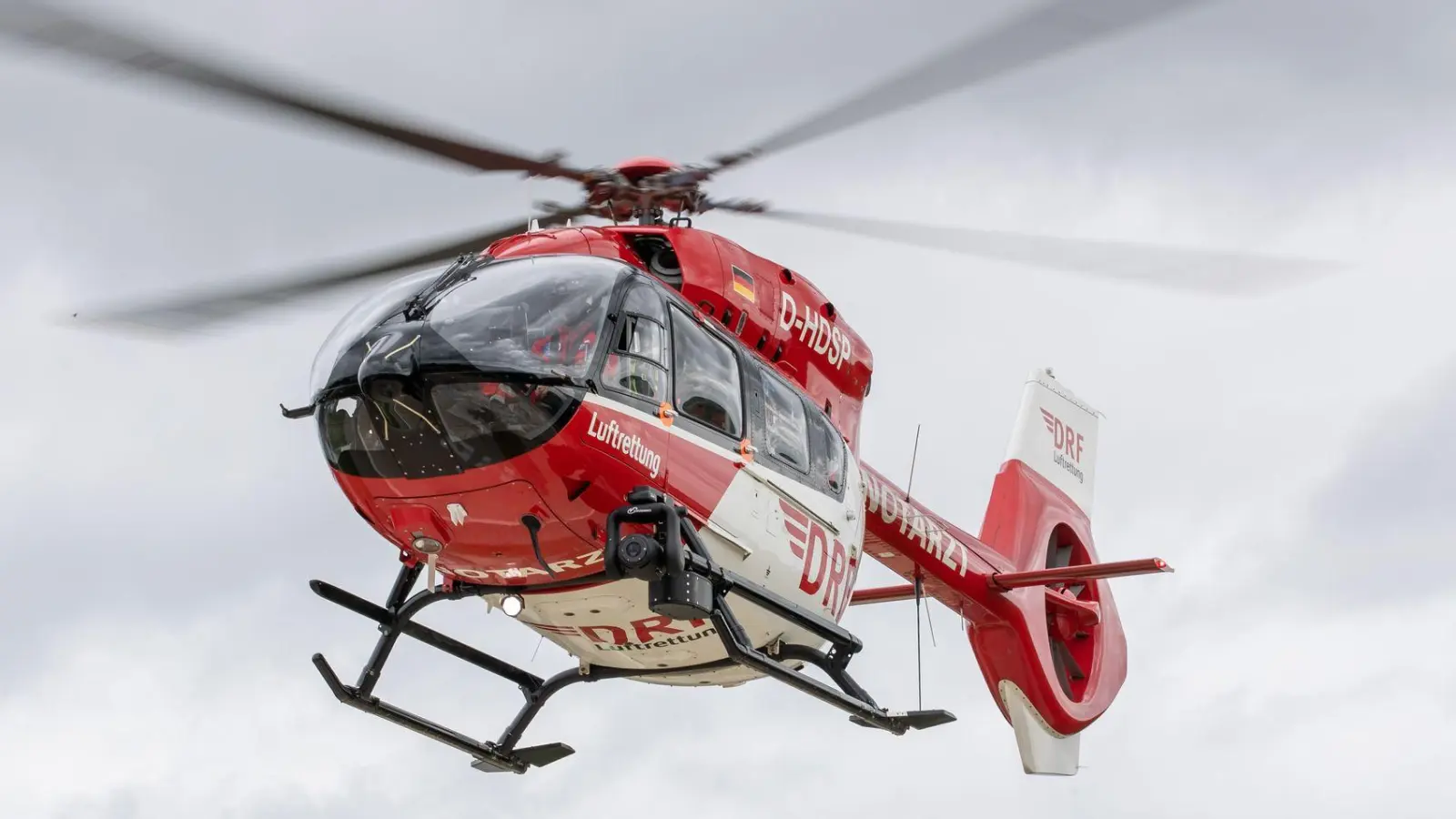Ein Rettungshubschrauber brachte die Schwerverletzten in ein Krankenhaus. (Symbolbild) (Foto: Daniel Karmann/dpa)