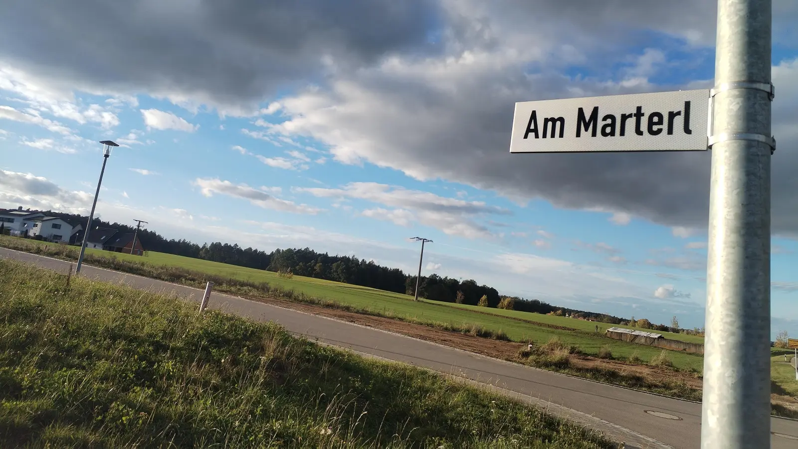 Die Zisternen sind eingebaut, das Straßenschild am Ortsrand verweist auf das Baugebiet. Noch sind alle Grundstücke verfügbar.  (Foto: Michaela Krauth)