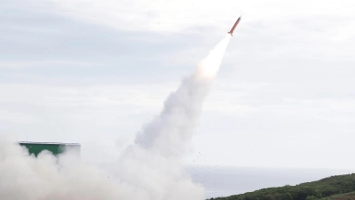 Eine Patriot-Rakete startet bei einer Übung. In Bayern werden künftig wieder Motoren für sie hergestellt.  (Foto: Chiang Ying-ying/AP/dpa)