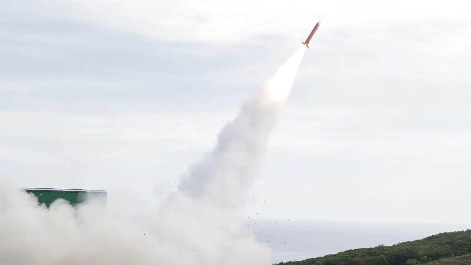 Eine Patriot-Rakete startet bei einer Übung. In Bayern werden künftig wieder Motoren für sie hergestellt.  (Foto: Chiang Ying-ying/AP/dpa)