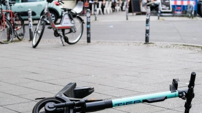  Eine Mehrheit will strengere Regeln für E-Scooter. (Symbolbild) (Foto: Jens Kalaene/dpa-Zentralbild/dpa)