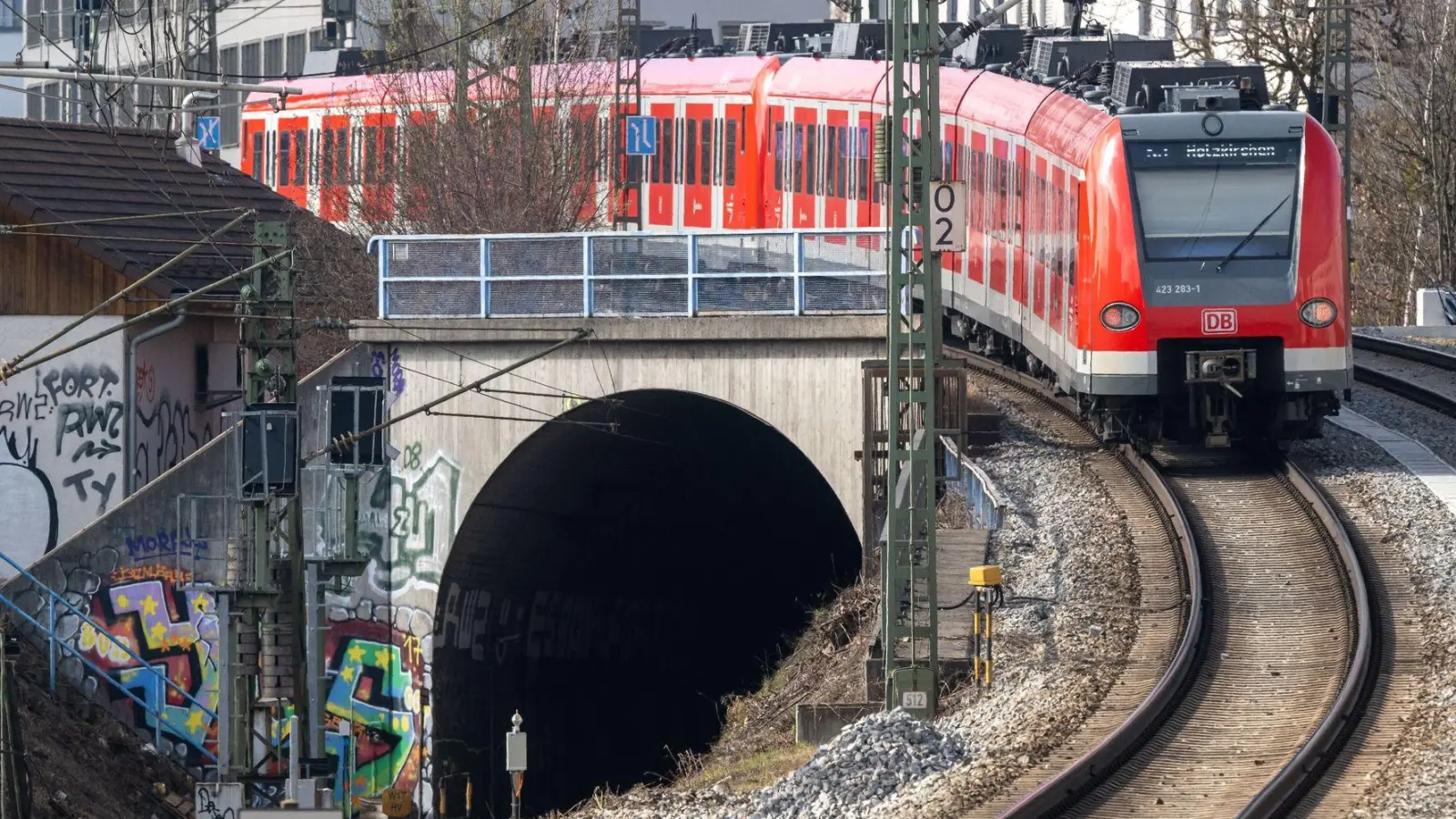 Ein Zug der Münchner S-Bahn fährt in den Ostbahnhof ein. (Foto: Peter Kneffel/dpa)