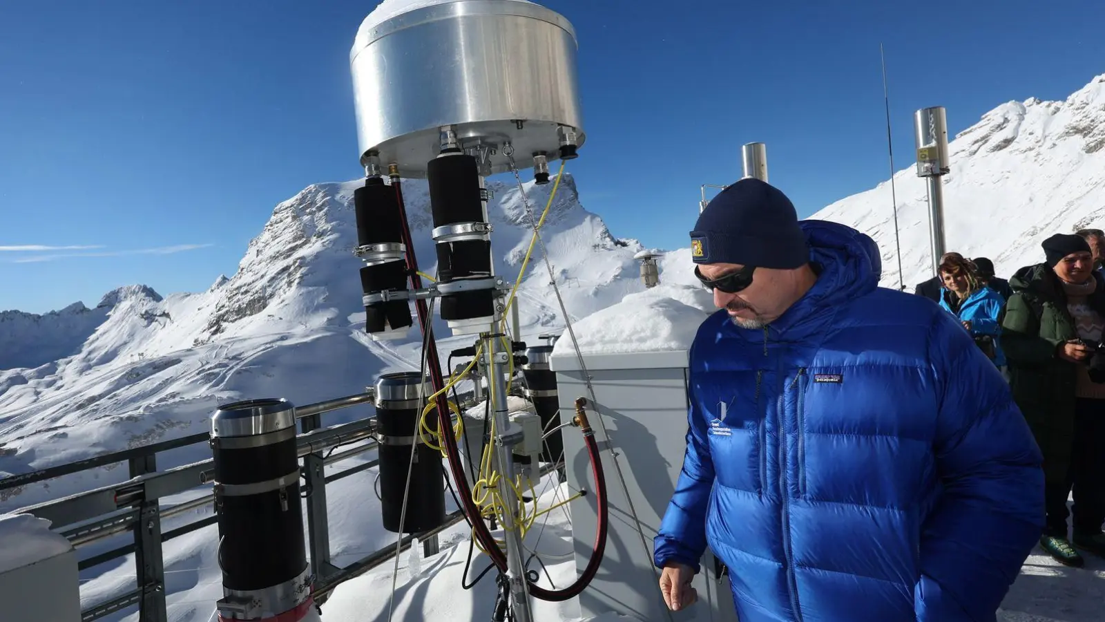 Der bayerische Ministerpräsident Markus Söder (CSU) besichtigt während einer Feier zum 25-jährigen Jubiläum die Umweltforschungsstation Schneefernerhaus auf der Zugspitze. (Foto: Karl-Josef Hildenbrand/dpa)