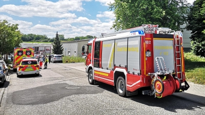 Während des Feuerwehreinsatzes war die Straße Am Fischhaus zeitweise gesperrt. Auch der Rettungsdienst war vor Ort. (Foto: Jürgen Binder)