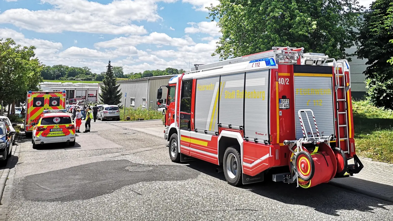 Während des Feuerwehreinsatzes war die Straße Am Fischhaus zeitweise gesperrt. Auch der Rettungsdienst war vor Ort. (Foto: Jürgen Binder)