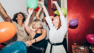 Die Scheidungsparty mit Freunden kann ein Ritual sein, um den Übergang zwischen zwei Lebensabschnitten zu zelebrieren. (Foto: Eugenio Marongiu/Westend61/dpa-tmn)