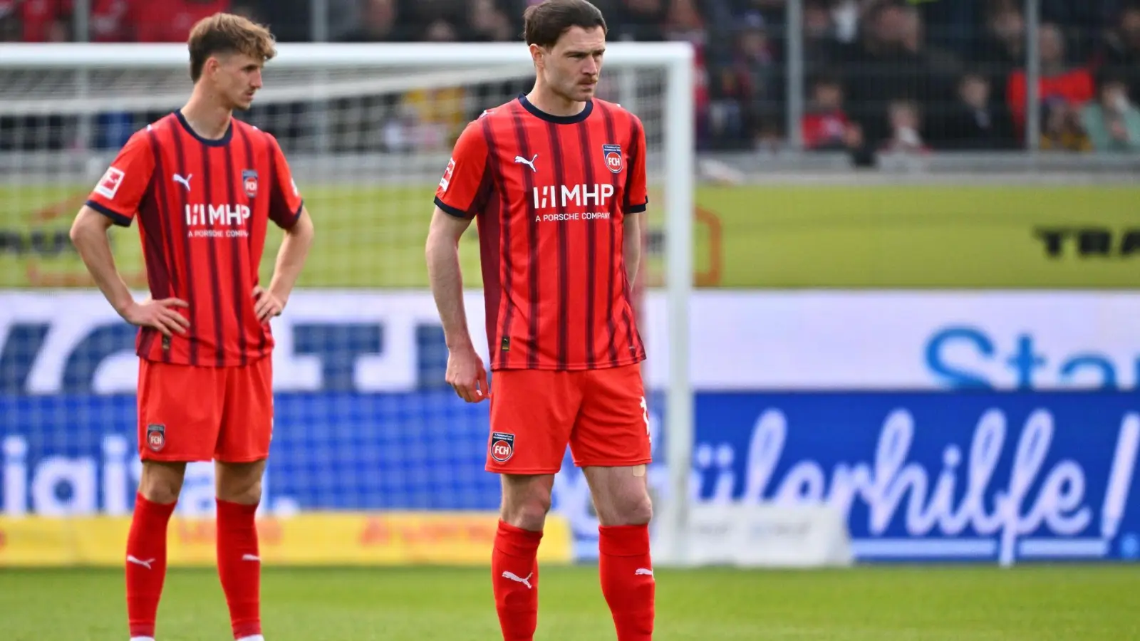Budu Siwsiwadse und Jan Schöppner steigen mit Heidenheim ab. (Foto: Jan-Philipp Strobel/dpa)