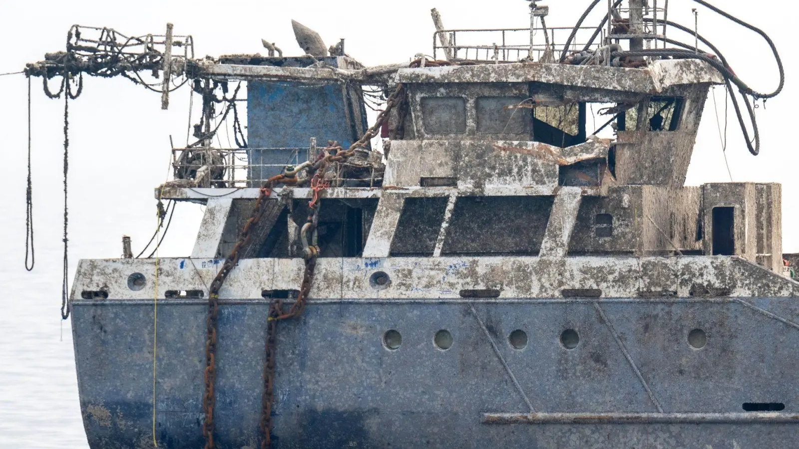 Die beiden Wrackteile des gesunkenen Frachters „Verity“ sind geborgen worden. Für die Bergung wurde das Schiff unter Wasser in zwei Teile geschnitten. Ein Schiffskran hob sie nacheinander aus dem Wasser. (Foto: Sina Schuldt/dpa)