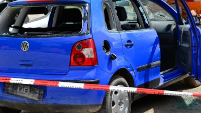 Eines der beschädigten städtischen Autos mit eingeschlagenen Scheiben am Bauhof in Ansbach. (Foto: Jim Albright)