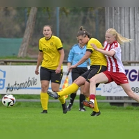 Meike Bohn erzielte beim 1:4 gegen Hessen Kassel (in Weiß-Rot Luca Trümmer) den Treffer für Weinberg. Gegen die Frankfurterinnen soll der erste Sieg her. (Foto: Martin Rügner)