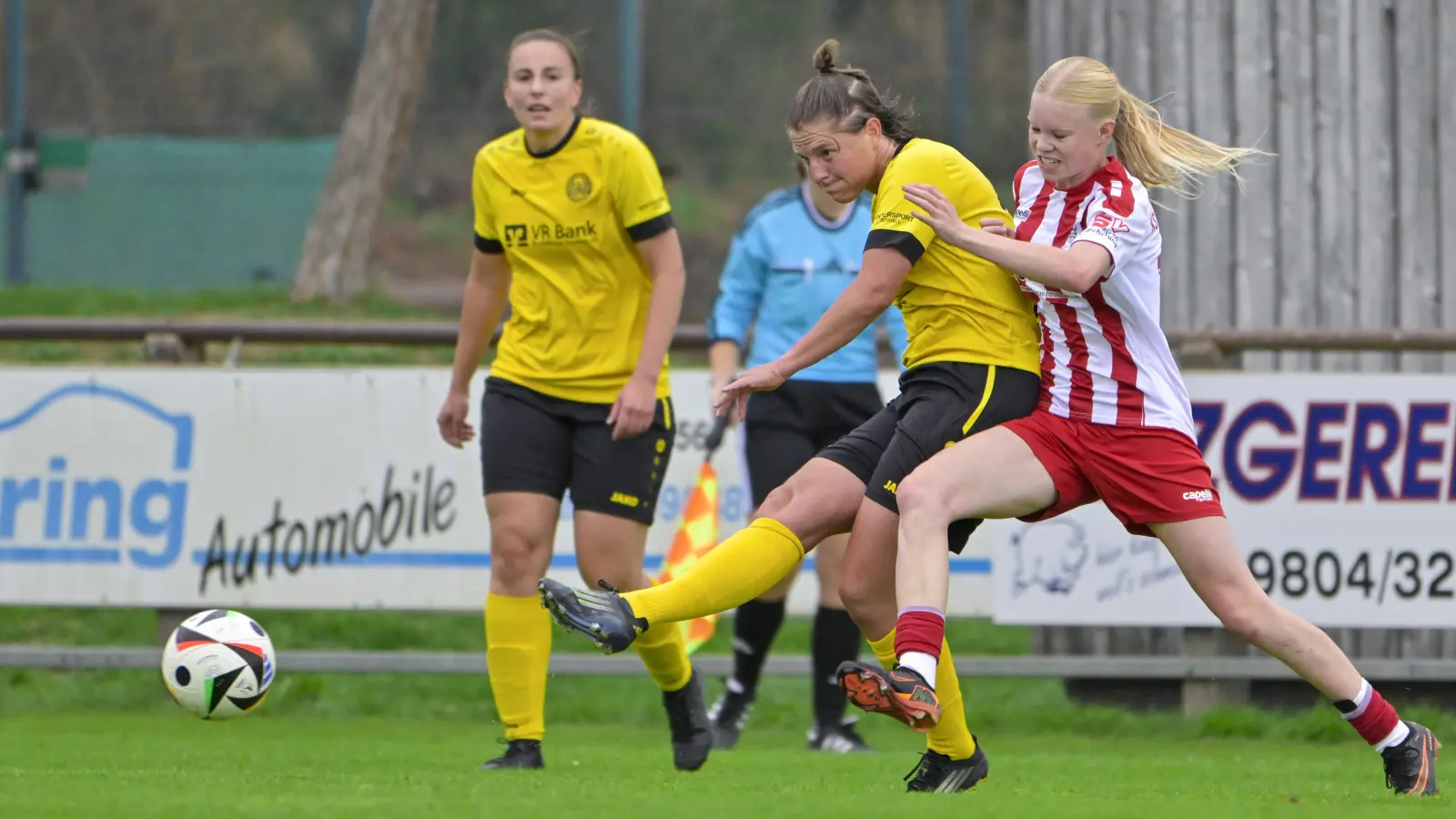 Meike Bohn erzielte beim 1:4 gegen Hessen Kassel (in Weiß-Rot Luca Trümmer) den Treffer für Weinberg. Gegen die Frankfurterinnen soll der erste Sieg her. (Foto: Martin Rügner)