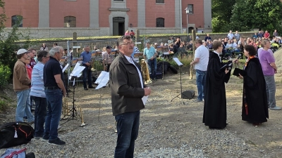Gegenüber der Illesheimer Kirche entsteht derzeit das neue Gemeindehaus Plus. Zur Kirchweih 2027 soll es bezugsfertig sein. (Foto: Hans-Bernd Glanz)